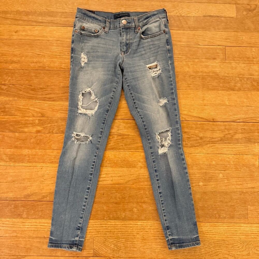 Aeropostale medium wash distressed low rise jeggings size 4
b43